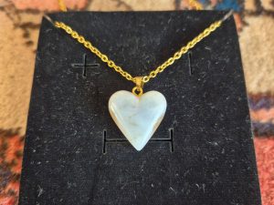 گردنبند قلب عقیق سفید و عسلی با زنجیر استیل