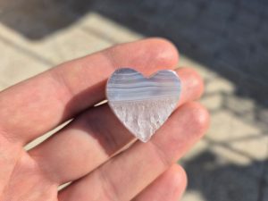 نگین قلب با گوهرسنگ آمیتیست پولیش شده