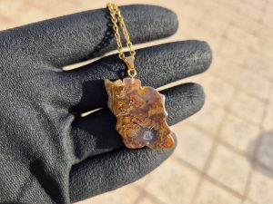 گردن آویز نقشه ایران با سنگ عقیق خرمایی
