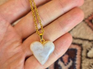 گردنبند قلب عقیق سفید و عسلی