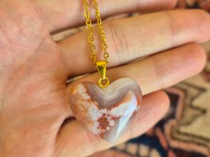 گردنبند قلب عقیق با زنجیر استیل طلایی