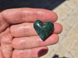 قلب سنگی با عقیق سبز خزه ای