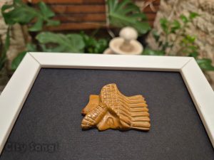 Alternative view of دیوارکوب سفید مزین به سر سرباز هخامنشی | تراش عالی، پولیش کامل
