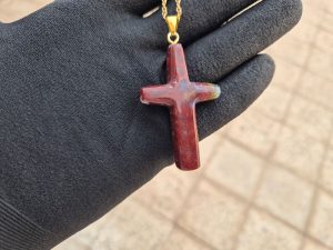 زاویه کنار، گردنبند صلیب با عقیق سرخ شجر منظره