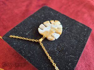 مدال گردن آویز عقیق با شکل برگ انجیری