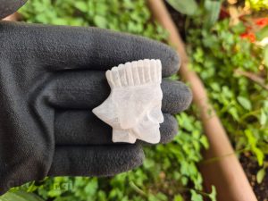 سر سرباز هخامنشی با سنگ مرمر
