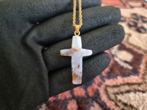 گردن آویز عقیق سفید به شکل صلیب با زنجیر استیل