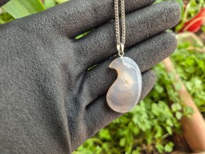 گردنبند عقیق به شکل بته جقه با حفره طبیعی