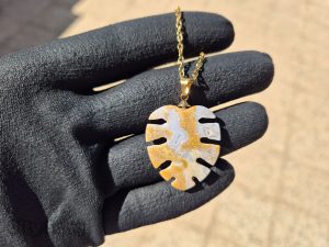 کاروینگ برگ انجیری روی سنگ عقیق