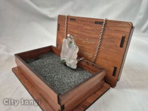 گردن آویز نقشه ایران با سنگ عقیق آبدار خراسان با زنجیر استیل