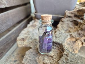 Alternative view of بطری شیشه ای شامل گوهرسنگ آمیتیست بنفش طبیعی
